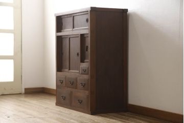 大正昭和初期の収納箪笥の見た目を変えずに奇麗にリペア!引手や取っ手の金具部分は現状のものを使用。現状の色味をベースにワントーン程濃くなるように着色。(関東水屋箪笥、サイドキャビネット、収納棚、戸棚、茶箪笥)