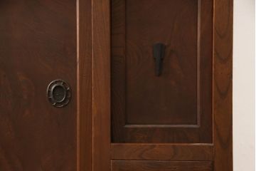 大正昭和初期の収納箪笥の見た目を変えずに奇麗にリペア!引手や取っ手の金具部分は現状のものを使用。現状の色味をベースにワントーン程濃くなるように着色。(関東水屋箪笥、サイドキャビネット、収納棚、戸棚、茶箪笥)