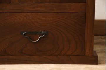 大正昭和初期の収納箪笥の見た目を変えずに奇麗にリペア!引手や取っ手の金具部分は現状のものを使用。現状の色味をベースにワントーン程濃くなるように着色。(関東水屋箪笥、サイドキャビネット、収納棚、戸棚、茶箪笥)