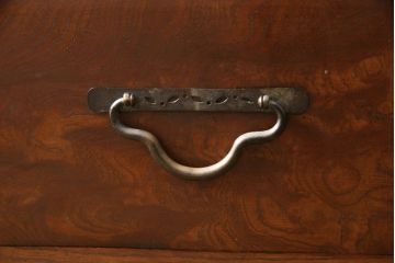大正昭和初期の収納箪笥の見た目を変えずに奇麗にリペア!引手や取っ手の金具部分は現状のものを使用。現状の色味をベースにワントーン程濃くなるように着色。(関東水屋箪笥、サイドキャビネット、収納棚、戸棚、茶箪笥)