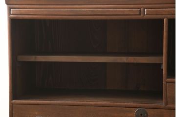 収納戸棚をリペア&カスタム!板や棚の底面を補強。脚を取り付け。棚板を1枚また脚・引手を新たに取り付け。引き戸の丸窓部分にはご希望に合わせてアクリル板と組子を取り付け。現状のお品物に合わせて1トーン程落ち着いた色に着色。(テレビボード、テレビ台、サイドボード、ローボード)