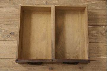 収納戸棚をリペア&カスタム!板や棚の底面を補強。脚を取り付け。棚板を1枚また脚・引手を新たに取り付け。引き戸の丸窓部分にはご希望に合わせてアクリル板と組子を取り付け。現状のお品物に合わせて1トーン程落ち着いた色に着色。(テレビボード、テレビ台、サイドボード、ローボード)