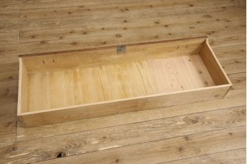 収納戸棚をリペア&カスタム!板や棚の底面を補強。脚を取り付け。棚板を1枚また脚・引手を新たに取り付け。引き戸の丸窓部分にはご希望に合わせてアクリル板と組子を取り付け。現状のお品物に合わせて1トーン程落ち着いた色に着色。(テレビボード、テレビ台、サイドボード、ローボード)