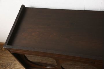 収納戸棚をリペア&カスタム!板や棚の底面を補強。脚を取り付け。棚板を1枚また脚・引手を新たに取り付け。引き戸の丸窓部分にはご希望に合わせてアクリル板と組子を取り付け。現状のお品物に合わせて1トーン程落ち着いた色に着色。(テレビボード、テレビ台、サイドボード、ローボード)