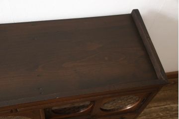 収納戸棚をリペア&カスタム!板や棚の底面を補強。脚を取り付け。棚板を1枚また脚・引手を新たに取り付け。引き戸の丸窓部分にはご希望に合わせてアクリル板と組子を取り付け。現状のお品物に合わせて1トーン程落ち着いた色に着色。(テレビボード、テレビ台、サイドボード、ローボード)