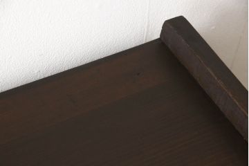 収納戸棚をリペア&カスタム!板や棚の底面を補強。脚を取り付け。棚板を1枚また脚・引手を新たに取り付け。引き戸の丸窓部分にはご希望に合わせてアクリル板と組子を取り付け。現状のお品物に合わせて1トーン程落ち着いた色に着色。(テレビボード、テレビ台、サイドボード、ローボード)