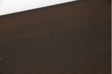 収納戸棚をリペア&カスタム!板や棚の底面を補強。脚を取り付け。棚板を1枚また脚・引手を新たに取り付け。引き戸の丸窓部分にはご希望に合わせてアクリル板と組子を取り付け。現状のお品物に合わせて1トーン程落ち着いた色に着色。(テレビボード、テレビ台、サイドボード、ローボード)
