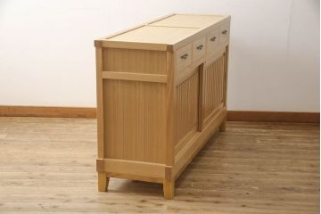 水屋箪笥のサイドボードをリペア&カスタム!お客様のご希望に合わせて角脚を取り付け。引き出しの取手や建具の引手を交換。(収納棚、キャビネット、食器棚、戸棚)