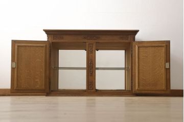 サイドボードをリペア&カスタム!取っ手を新たに取り付け。鍵を使用しない場合でもカチッと扉が閉まるよう扉の内側と本体にマグネットキャッチを取り付け。(収納棚、戸棚、サイドキャビネット、ヴィンテージ)