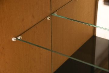 サイドボードをリペア&カスタム!取っ手を新たに取り付け。鍵を使用しない場合でもカチッと扉が閉まるよう扉の内側と本体にマグネットキャッチを取り付け。(収納棚、戸棚、サイドキャビネット、ヴィンテージ)