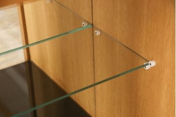 サイドボードをリペア&カスタム!取っ手を新たに取り付け。鍵を使用しない場合でもカチッと扉が閉まるよう扉の内側と本体にマグネットキャッチを取り付け。(収納棚、戸棚、サイドキャビネット、ヴィンテージ)