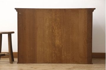 サイドボードをリペア&カスタム!取っ手を新たに取り付け。鍵を使用しない場合でもカチッと扉が閉まるよう扉の内側と本体にマグネットキャッチを取り付け。(収納棚、戸棚、サイドキャビネット、ヴィンテージ)