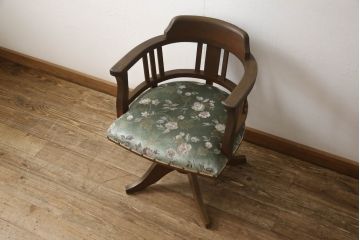 回転椅子をリペア&カスタム!ご希望の生地で座面部分を張り替え。既存の色に合わせた着色。ウレタン塗装で仕上げ。(ドクターチェア、デスクチェア、回転イス、アームチェア)