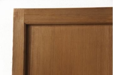 障子帯戸の見た目を変えずに奇麗にリペア!V型戸車を取り付け、プラスチック障子紙に張り替え。鏡板の隙間防止処理。着色は行わず、シミ抜きのみで仕上げ。(障子戸、格子戸、板戸、引き戸、建具)