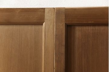 障子帯戸の見た目を変えずに奇麗にリペア!V型戸車を取り付け、プラスチック障子紙に張り替え。鏡板の隙間防止処理。着色は行わず、シミ抜きのみで仕上げ。(障子戸、格子戸、板戸、引き戸、建具)