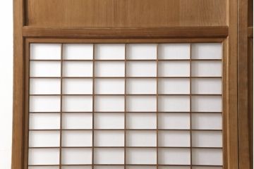 障子帯戸の見た目を変えずに奇麗にリペア!V型戸車を取り付け、プラスチック障子紙に張り替え。鏡板の隙間防止処理。着色は行わず、シミ抜きのみで仕上げ。(障子戸、格子戸、板戸、引き戸、建具)