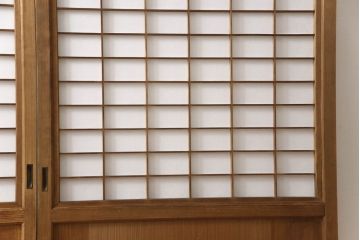 障子帯戸の見た目を変えずに奇麗にリペア!V型戸車を取り付け、プラスチック障子紙に張り替え。鏡板の隙間防止処理。着色は行わず、シミ抜きのみで仕上げ。(障子戸、格子戸、板戸、引き戸、建具)