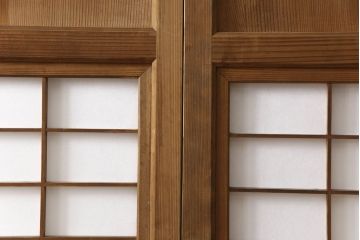 障子帯戸の見た目を変えずに奇麗にリペア!V型戸車を取り付け、プラスチック障子紙に張り替え。鏡板の隙間防止処理。着色は行わず、シミ抜きのみで仕上げ。(障子戸、格子戸、板戸、引き戸、建具)