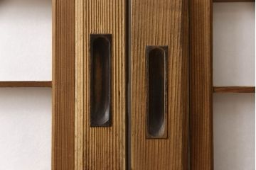 障子帯戸の見た目を変えずに奇麗にリペア!V型戸車を取り付け、プラスチック障子紙に張り替え。鏡板の隙間防止処理。着色は行わず、シミ抜きのみで仕上げ。(障子戸、格子戸、板戸、引き戸、建具)
