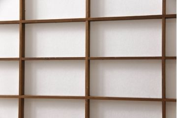 障子帯戸の見た目を変えずに奇麗にリペア!V型戸車を取り付け、プラスチック障子紙に張り替え。鏡板の隙間防止処理。着色は行わず、シミ抜きのみで仕上げ。(障子戸、格子戸、板戸、引き戸、建具)