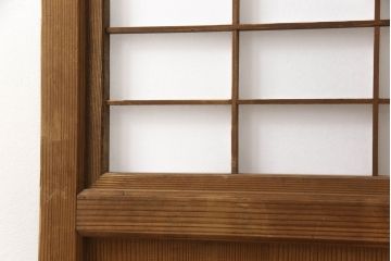 障子帯戸の見た目を変えずに奇麗にリペア!V型戸車を取り付け、プラスチック障子紙に張り替え。鏡板の隙間防止処理。着色は行わず、シミ抜きのみで仕上げ。(障子戸、格子戸、板戸、引き戸、建具)