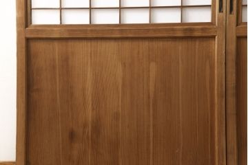 障子帯戸の見た目を変えずに奇麗にリペア!V型戸車を取り付け、プラスチック障子紙に張り替え。鏡板の隙間防止処理。着色は行わず、シミ抜きのみで仕上げ。(障子戸、格子戸、板戸、引き戸、建具)