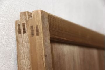 障子帯戸の見た目を変えずに奇麗にリペア!V型戸車を取り付け、プラスチック障子紙に張り替え。鏡板の隙間防止処理。着色は行わず、シミ抜きのみで仕上げ。(障子戸、格子戸、板戸、引き戸、建具)