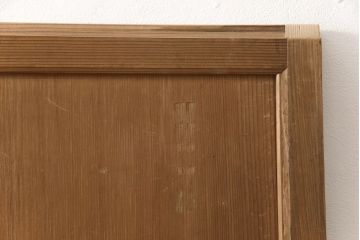 障子帯戸の見た目を変えずに奇麗にリペア!V型戸車を取り付け、プラスチック障子紙に張り替え。鏡板の隙間防止処理。着色は行わず、シミ抜きのみで仕上げ。(障子戸、格子戸、板戸、引き戸、建具)