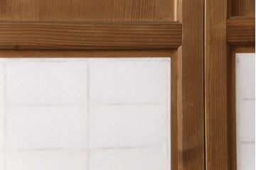 障子帯戸の見た目を変えずに奇麗にリペア!V型戸車を取り付け、プラスチック障子紙に張り替え。鏡板の隙間防止処理。着色は行わず、シミ抜きのみで仕上げ。(障子戸、格子戸、板戸、引き戸、建具)