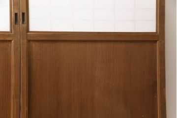 障子帯戸の見た目を変えずに奇麗にリペア!V型戸車を取り付け、プラスチック障子紙に張り替え。鏡板の隙間防止処理。着色は行わず、シミ抜きのみで仕上げ。(障子戸、格子戸、板戸、引き戸、建具)