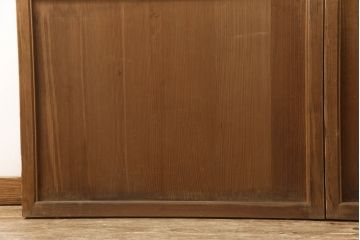 障子帯戸の見た目を変えずに奇麗にリペア!V型戸車を取り付け、プラスチック障子紙に張り替え。鏡板の隙間防止処理。着色は行わず、シミ抜きのみで仕上げ。(障子戸、格子戸、板戸、引き戸、建具)
