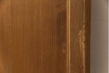 障子帯戸の見た目を変えずに奇麗にリペア!V型戸車を取り付け、プラスチック障子紙に張り替え。鏡板の隙間防止処理。着色は行わず、シミ抜きのみで仕上げ。(障子戸、格子戸、板戸、引き戸、建具)