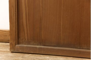 障子帯戸の見た目を変えずに奇麗にリペア!V型戸車を取り付け、プラスチック障子紙に張り替え。鏡板の隙間防止処理。着色は行わず、シミ抜きのみで仕上げ。(障子戸、格子戸、板戸、引き戸、建具)