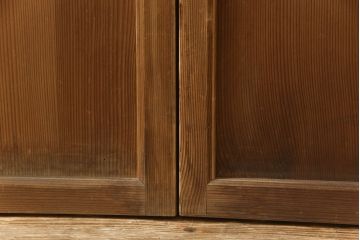 障子帯戸の見た目を変えずに奇麗にリペア!V型戸車を取り付け、プラスチック障子紙に張り替え。鏡板の隙間防止処理。着色は行わず、シミ抜きのみで仕上げ。(障子戸、格子戸、板戸、引き戸、建具)