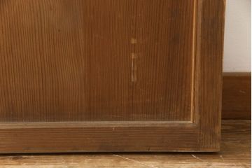 障子帯戸の見た目を変えずに奇麗にリペア!V型戸車を取り付け、プラスチック障子紙に張り替え。鏡板の隙間防止処理。着色は行わず、シミ抜きのみで仕上げ。(障子戸、格子戸、板戸、引き戸、建具)