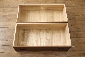 桐箪笥をリペア&カスタム!天板を補強し、金具をフラットに修正。背面に配線用の穴あけ加工。自然な茶色に着色仕上げ。(ローボード、テレビ台、ローチェスト、引き出し、桐箪笥、桐たんす、収納箪笥、時代箪笥)