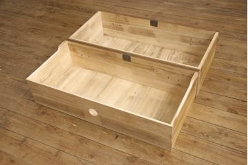 桐箪笥をリペア&カスタム!天板を補強し、金具をフラットに修正。背面に配線用の穴あけ加工。自然な茶色に着色仕上げ。(ローボード、テレビ台、ローチェスト、引き出し、桐箪笥、桐たんす、収納箪笥、時代箪笥)