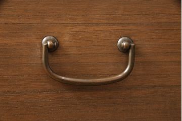桐箪笥をリペア&カスタム!天板を補強し、金具をフラットに修正加工。自然な茶色に着色仕上げ。(ローボード、テレビ台、ローチェスト、引き出し、桐箪笥、桐たんす、収納箪笥、時代箪笥)