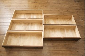 総桐箪笥をリペア&カスタム!お客様のご要望に合わせてインテリアとしても楽しめるようオーク系の濃い色味に着色。(並厚、桐たんす、総桐たんす、小袖たんす、和タンス、衣装箪笥、収納箪笥、チェスト、引き出し)