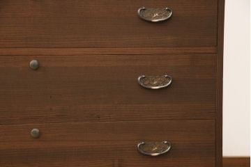 総桐箪笥をリペア&カスタム!お客様のご要望に合わせてインテリアとしても楽しめるようオーク系の濃い色味に着色。(並厚、桐たんす、総桐たんす、小袖たんす、和タンス、衣装箪笥、収納箪笥、チェスト、引き出し)