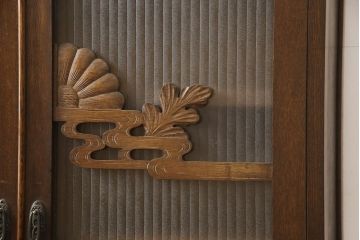 ガラス戸棚をリペア&カスタム!ガラスを銀モールガラスに変更し、木部は現状の色味を活かしつつ着色し仕上げ。(収納棚、戸棚、キャビネット、飾り棚)