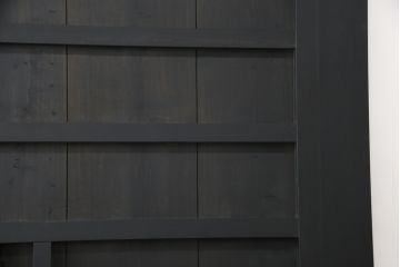 鉄扉をリペア&カスタム!高さと幅をリサイズ。引き手の下に隠しプレートと鎌錠を取り付け。黒色に着色仕上げ。(蔵戸、玄関戸、引き戸、建具)