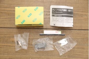 鉄扉をリペア&カスタム!高さと幅をリサイズ。引き手の下に隠しプレートと鎌錠を取り付け。黒色に着色仕上げ。(蔵戸、玄関戸、引き戸、建具)