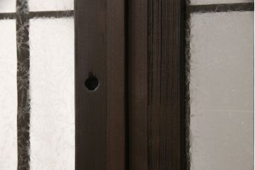 格子戸をリペア&カスタム!リサイズし、中央部のガラスは取り外し。全体を濃い茶色に着色仕上げ。(引き戸、ガラス戸、窓、建具)
