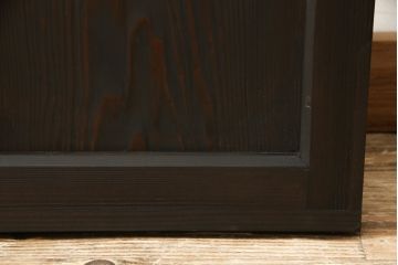 ガラス戸をリペア&カスタム!リサイズし、引手と戸車を取り付け。ガラスはモールガラスとダイヤガラスに交換。ダークブラウンに着色仕上げ。(引き戸、建具)