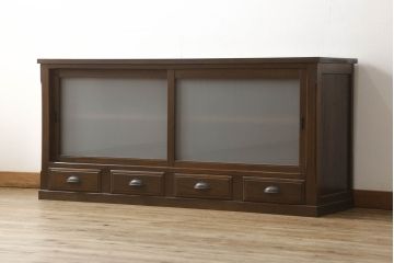 収納棚をリペア&カスタム!テレビ台として使用のため天板を取り付け。引き戸のガラスはすりガラスに、引き出しは取っ手を交換。1トーン落ち着いた色味に着色仕上げ。(キャビネット、食器棚、飾り棚、ガラス戸棚、リビングボード)