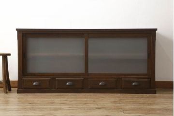 収納棚をリペア&カスタム!テレビ台として使用のため天板を取り付け。引き戸のガラスはすりガラスに、引き出しは取っ手を交換。1トーン落ち着いた色味に着色仕上げ。(キャビネット、食器棚、飾り棚、ガラス戸棚、リビングボード)