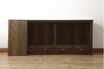 収納棚をリペア&カスタム!テレビ台として使用のため天板を取り付け。引き戸のガラスはすりガラスに、引き出しは取っ手を交換。1トーン落ち着いた色味に着色仕上げ。(キャビネット、食器棚、飾り棚、ガラス戸棚、リビングボード)