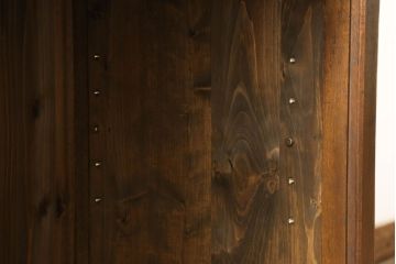 収納棚をリペア&カスタム!テレビ台として使用のため天板を取り付け。引き戸のガラスはすりガラスに、引き出しは取っ手を交換。1トーン落ち着いた色味に着色仕上げ。(キャビネット、食器棚、飾り棚、ガラス戸棚、リビングボード)
