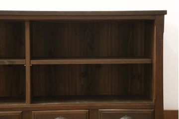 収納棚をリペア&カスタム!テレビ台として使用のため天板を取り付け。引き戸のガラスはすりガラスに、引き出しは取っ手を交換。1トーン落ち着いた色味に着色仕上げ。(キャビネット、食器棚、飾り棚、ガラス戸棚、リビングボード)